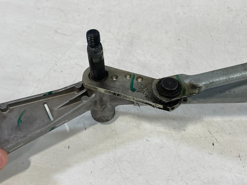 Load image into Gallery viewer, 19-24 BMW 330i 330e FRONT WINDSHIELD WIPER TRANSMISSION LINKAGE W/ MOTOR # 98489
