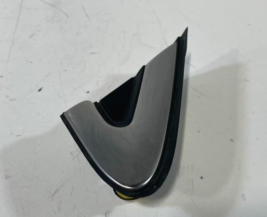 19-23 HYUNDAI SANTA FE FRONT RIGHT PASSENGER FENDER UPPER CORNER MOLDING