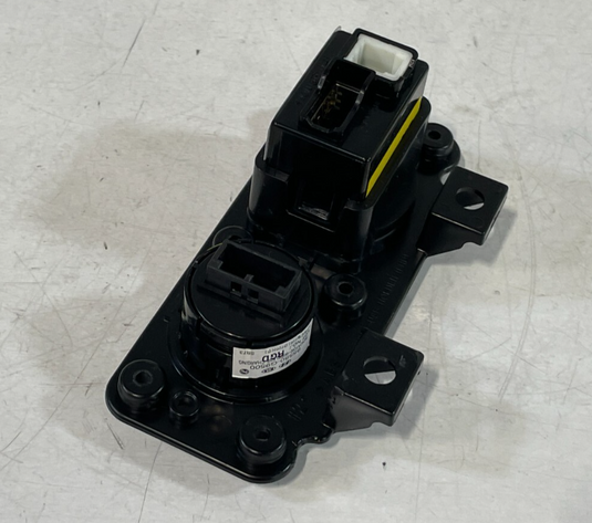 22-23 GENESIS G70 USB PORT & WIRELESS CHARGING INDICATOR CONTROL SWITCH