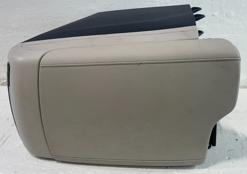 Load image into Gallery viewer, 23-25 HYUNDAI PALISADE REAR CENTER CONSOLE AIR VENT GRILLE PANEL ASSEMBLY 104120
