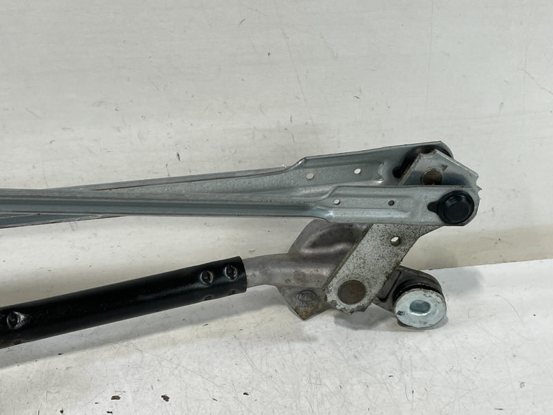 Load image into Gallery viewer, 18-23 KIA STINGER FRONT WINDSHIELD WIPER TRANSMISSION LINKAGE W/ MOTOR # 99735
