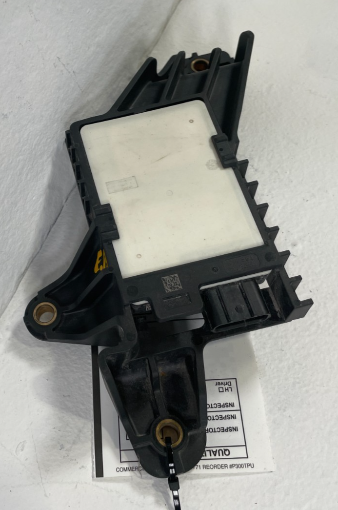 Load image into Gallery viewer, 2019-2021 ACURA RDX REAR RIGHT SIDE BLIND SPOT MONITOR SENSOR W/ COVER # 105532
