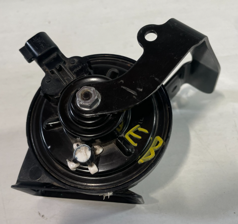 Load image into Gallery viewer, 20-26 CADILLAC CT5 CT4 FRONT RIGHT LOW NOTE TONE HORN SIGNAL W/ BRACKET #104949

