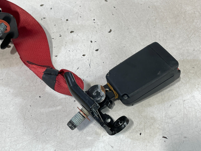Load image into Gallery viewer, 19-23 GENESIS G70 REAR CENTER MIDDLE SEAT BELT RETRACTOR W/ BUCKLE RED # 100996
