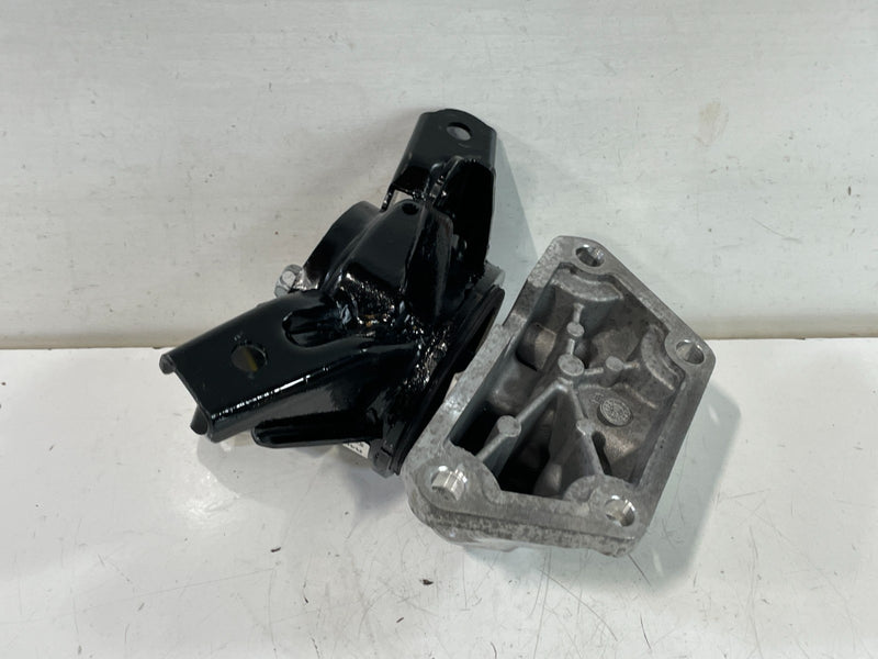 Load image into Gallery viewer, 2019-2020 HYUNDAI SANTA FE AUTOMATIC TRANSMISSION MOUNT BRACKET 2.0L # 102948
