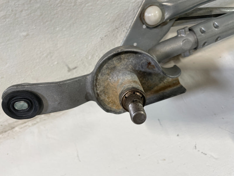Load image into Gallery viewer, 20-26 CADILLAC CT5 FRONT WINDSHIELD WIPER TRANSMISSION LINKAGE W/ MOTOR # 105021
