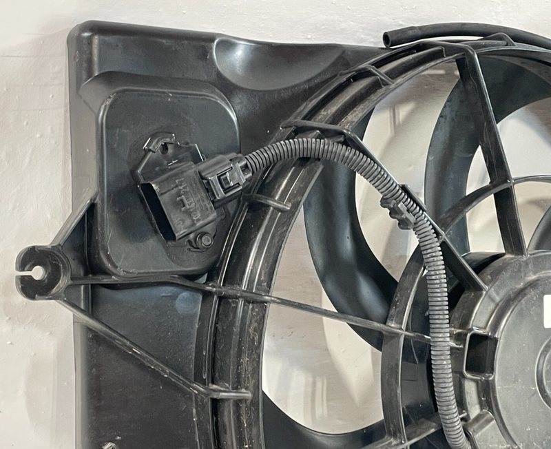 Load image into Gallery viewer, 21-23 HYUNDAI ELANTRA ENGINE RADIATOR COOLING FAN BLOWER ASSEMBLY 2.0L # 93786
