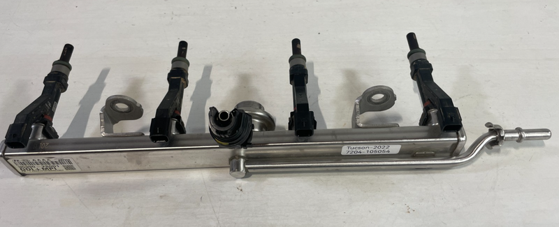 Load image into Gallery viewer, 22-25 HYUNDAI TUCSON SANTA FE ENGINE FUEL INJECTION RAIL W/ 4 INJECTORS # 105054

