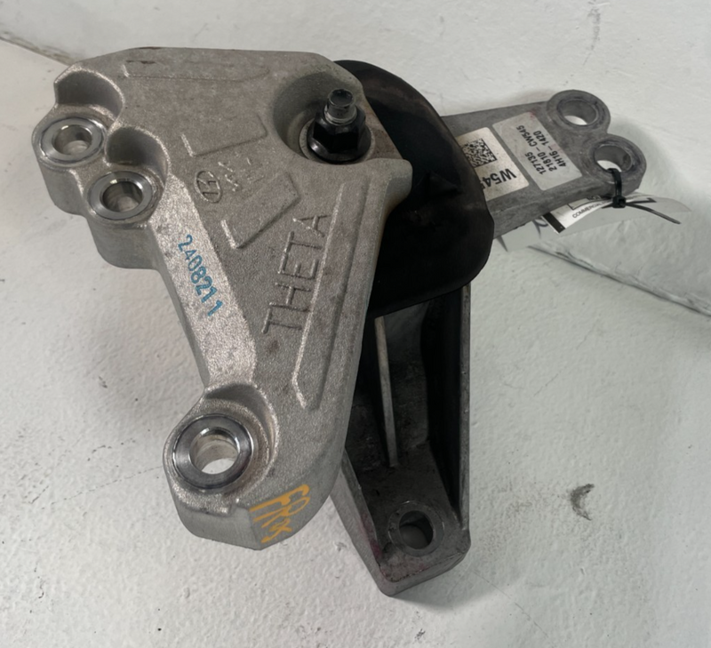 Load image into Gallery viewer, 2025 HYUNDAI TUCSON FRONT RIGHT PASSENGER SIDE ENGINE MOUNT BRACKET # 105951
