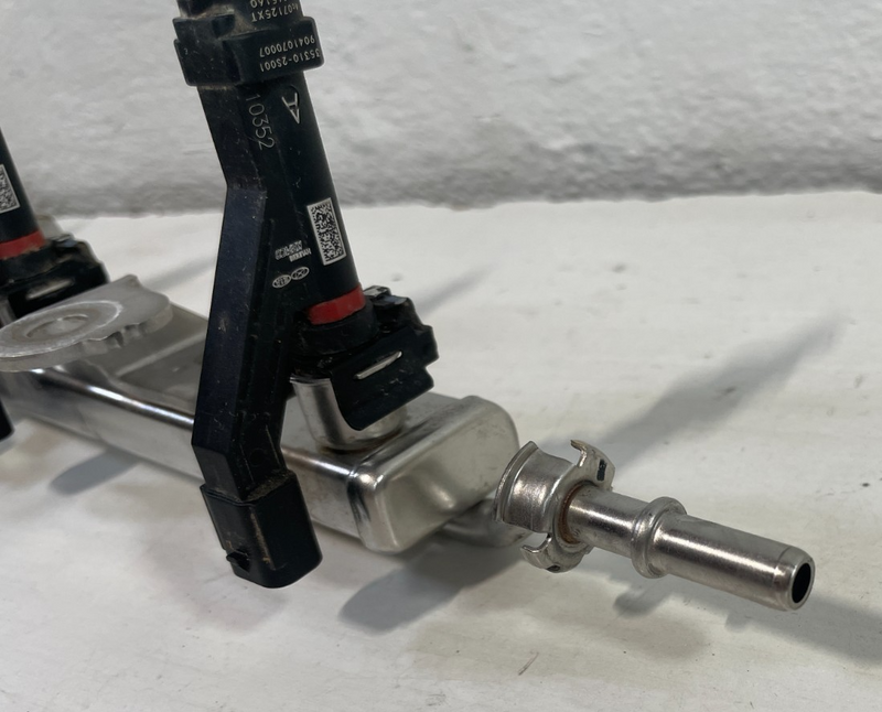 Load image into Gallery viewer, 22-25 HYUNDAI TUCSON SANTA FE ENGINE FUEL INJECTION RAIL W/ 4 INJECTORS # 105054
