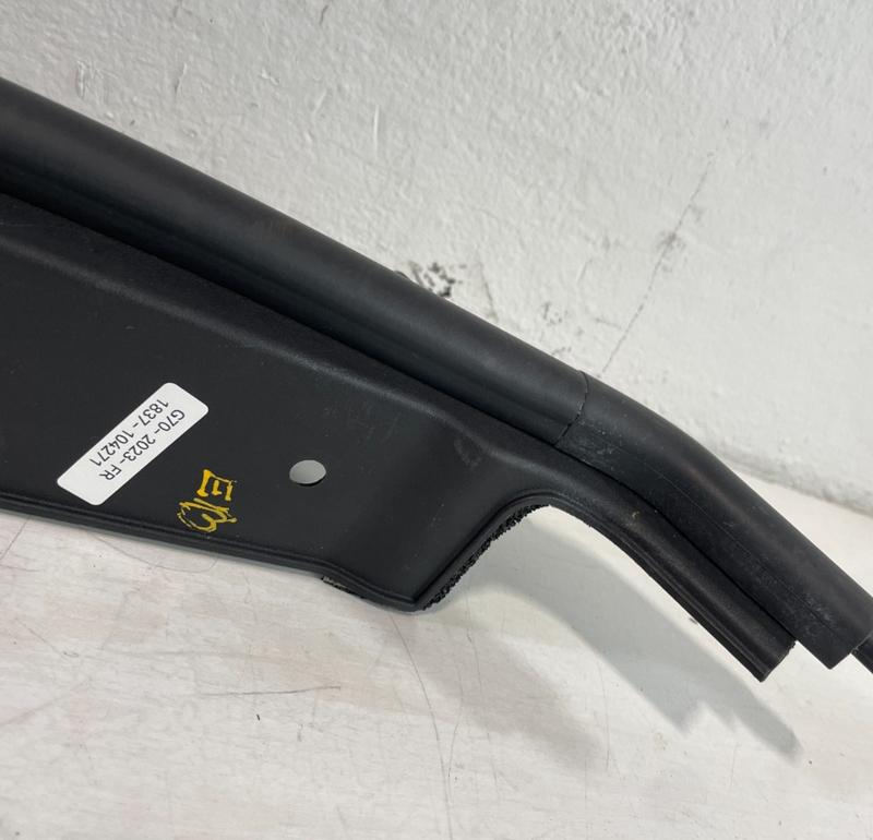 Load image into Gallery viewer, 19-23 GENESIS G70 FRONT RIGHT PASSENGER SIDE HOOD BONNET SEAL STRIP COVER 104271
