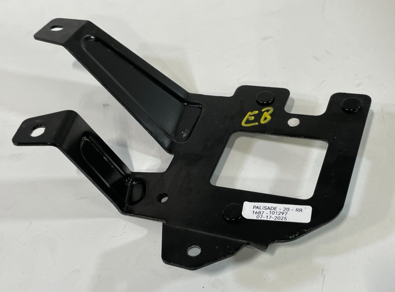 Load image into Gallery viewer, 20-22 HYUNDAI PALISADE REAR RIGHT SIDE BLIND SPOT RADAR SENSOR BRACKET # 101297
