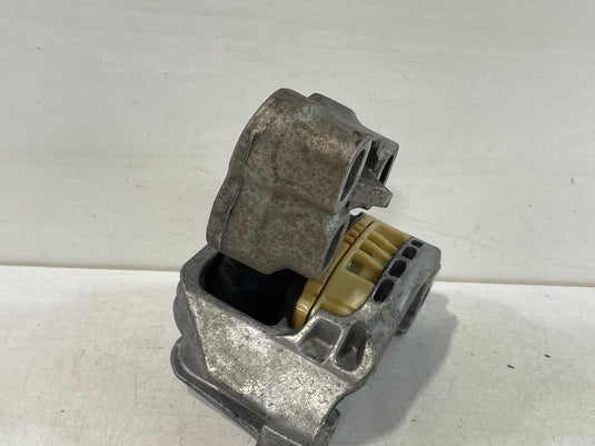 2017 - 2019 INFINITI QX30 LEFT SIDE ENGINE MOTOR MOUNT BRACKET INSULATOR