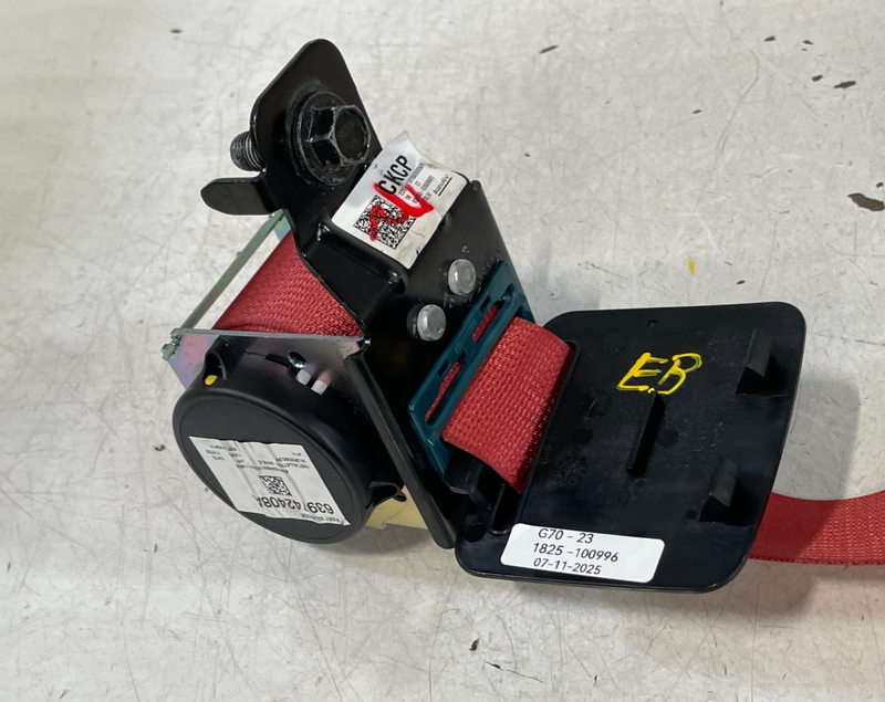 Load image into Gallery viewer, 19-23 GENESIS G70 REAR CENTER MIDDLE SEAT BELT RETRACTOR W/ BUCKLE RED # 100996
