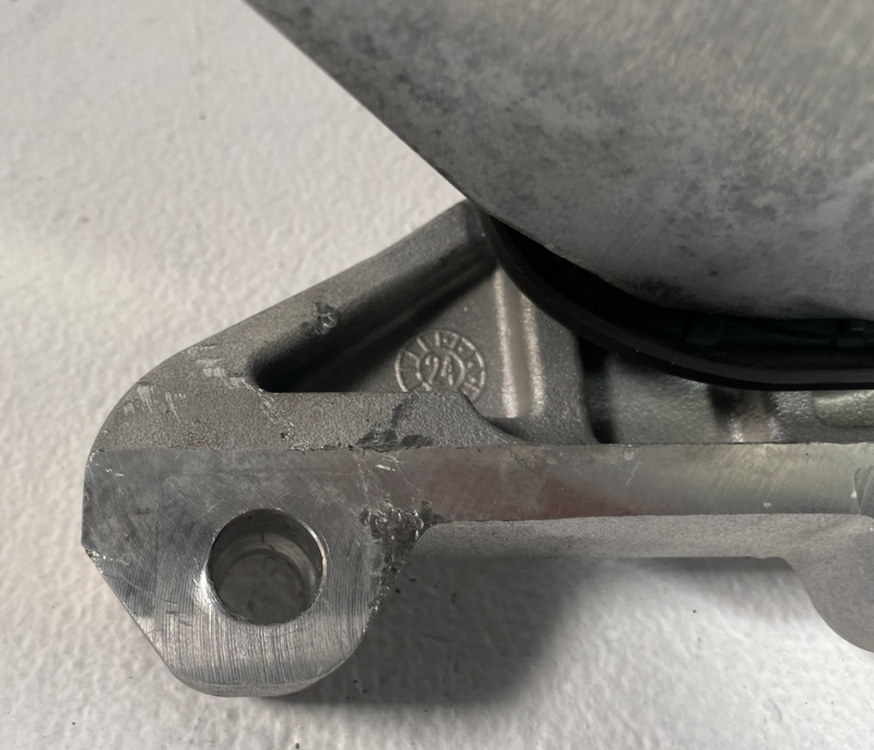 Load image into Gallery viewer, 2025 HYUNDAI TUCSON FRONT RIGHT PASSENGER SIDE ENGINE MOUNT BRACKET # 105951
