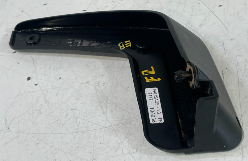 Load image into Gallery viewer, 20-25 HYUNDAI PALISADE FRONT RIGHT PASSENGER SIDE MUD SPLASH FLAP GUARD # 104056
