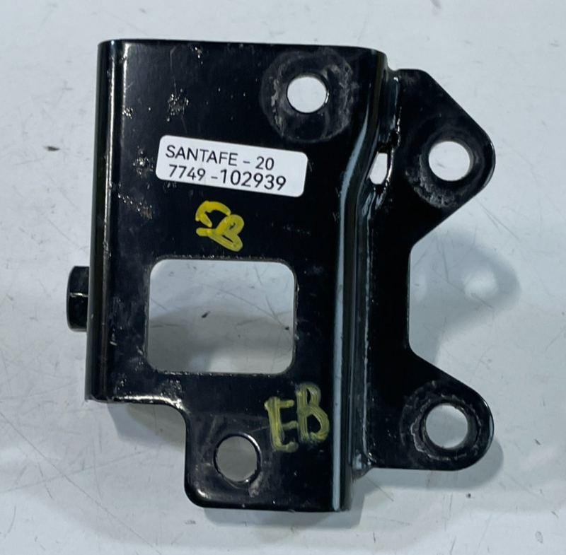 Load image into Gallery viewer, 2019-2020 HYUNDAI SANTA FE AUTOMATIC TRANSMISSION MOUNT BRACKET 2.0L # 102939
