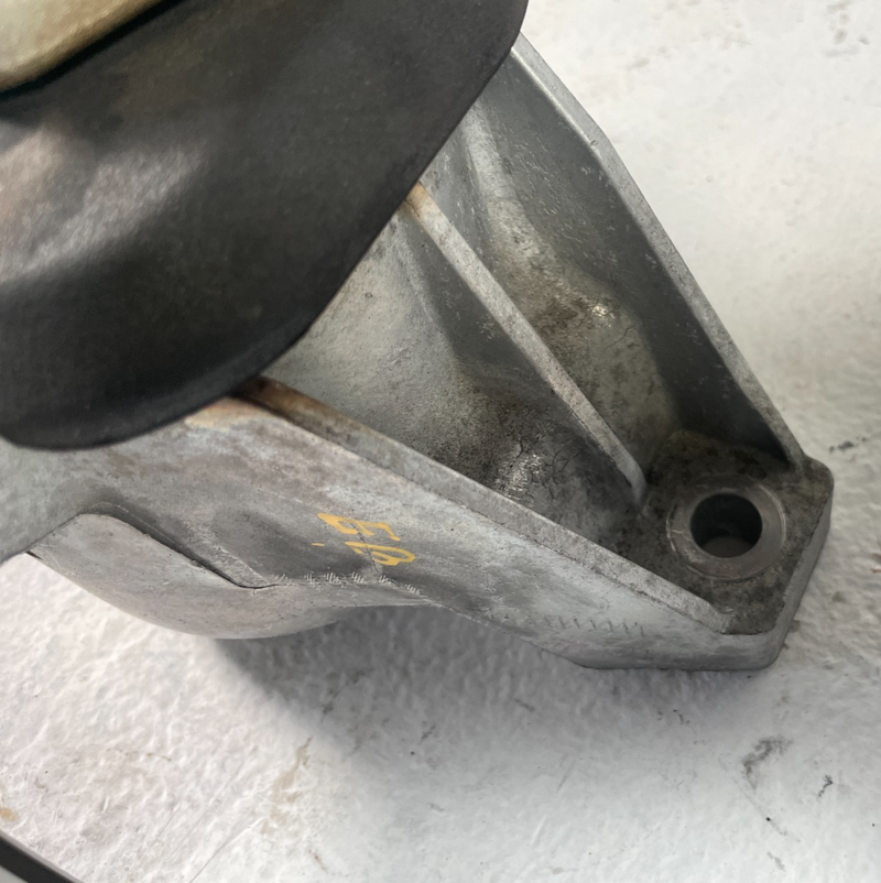 Load image into Gallery viewer, 2025 HYUNDAI TUCSON FRONT RIGHT PASSENGER SIDE ENGINE MOUNT BRACKET # 105951
