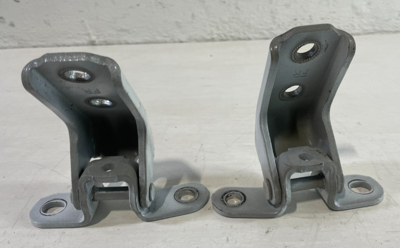 Load image into Gallery viewer, 2019 - 2026 HYUNDAI SANTA FE FRONT RIGHT UPPER &amp; LOWER DOOR HINGE # 104425B
