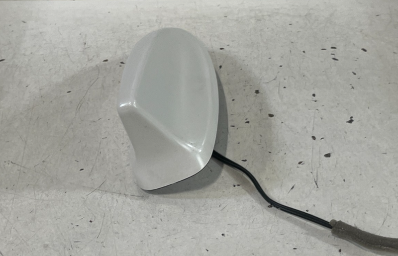 Load image into Gallery viewer, 2023-2025 HR-V TOP ROOF SATELLITE SHARK FIN RADIO ANTENNA WHITE (NH883P) #100689
