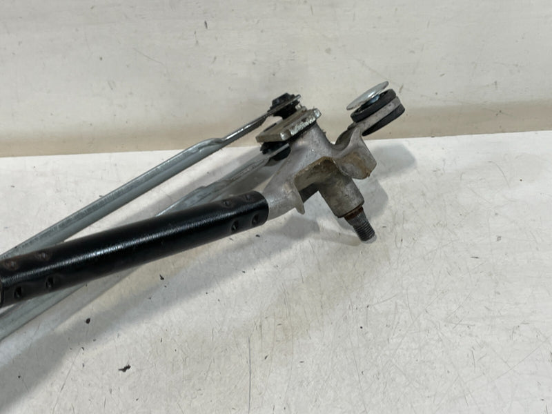 Load image into Gallery viewer, 18-23 KIA STINGER FRONT WINDSHIELD WIPER TRANSMISSION LINKAGE W/ MOTOR # 99735

