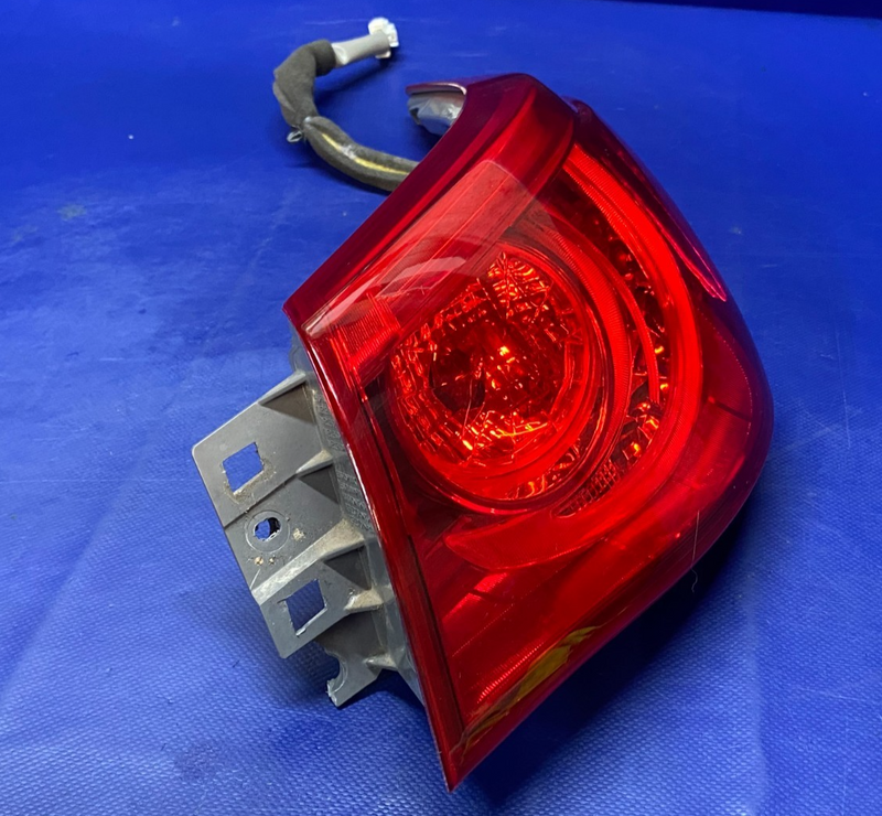 Load image into Gallery viewer, 2014-2016 INFINITI Q50 RIGHT SIDE TAIL LIGHT LAMP QUARTER PANEL MOUNTED # 77699
