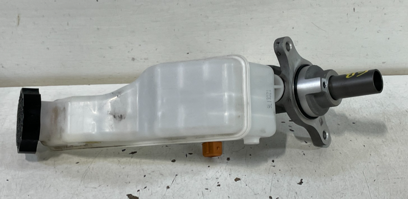 Load image into Gallery viewer, 2020-2025 HYUNDAI PALISADE BRAKE MASTER CYLINDER RESERVOIR BOOSTER TANK # 100840
