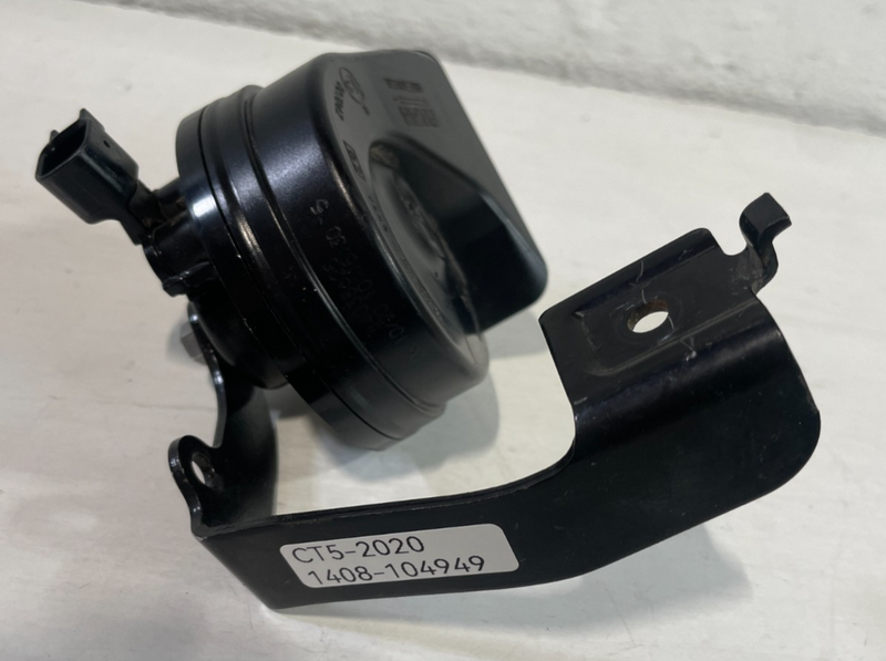 Load image into Gallery viewer, 20-26 CADILLAC CT5 CT4 FRONT RIGHT LOW NOTE TONE HORN SIGNAL W/ BRACKET #104949
