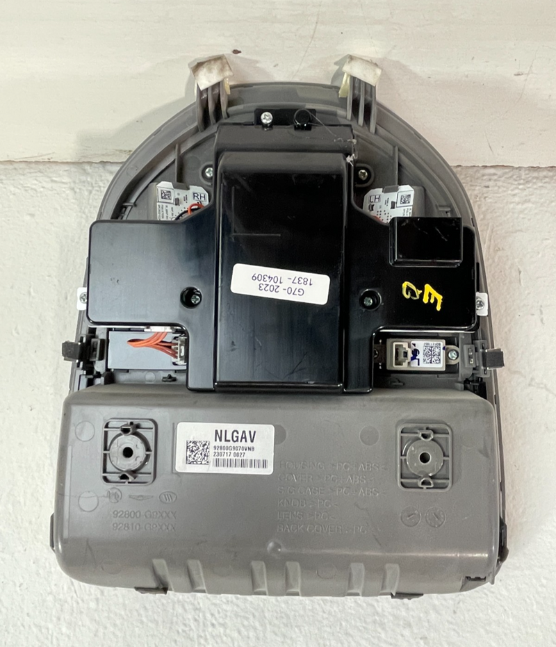 Load image into Gallery viewer, 2019 - 2023 GENESIS G70 ROOF OVERHEAD CONSOLE DOME LIGHT LAMP W/ SWITCH # 104309
