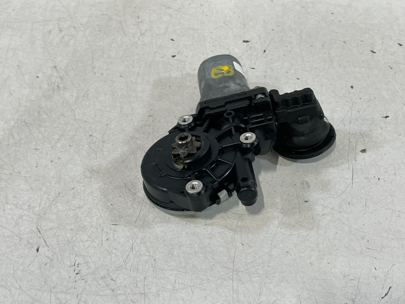 Load image into Gallery viewer, 2019 - 2020 INFINITI QX50 REAR RIGHT SIDE DOOR WINDOW REGULATOR MOTOR # 97652

