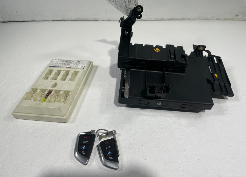 Load image into Gallery viewer, 2021 - 2025 BMW G82 M4 M3 M2 X3 ENGINE &amp; BODY CONTROL MODULE W/ KEY FOB # 105647
