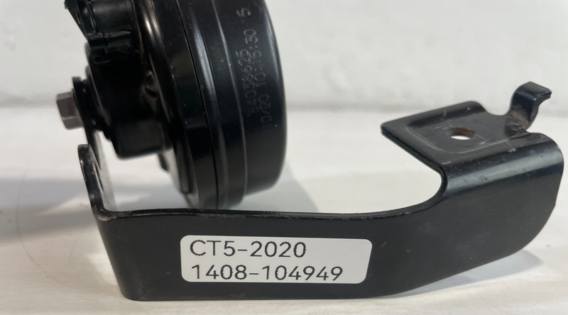 Load image into Gallery viewer, 20-26 CADILLAC CT5 CT4 FRONT RIGHT LOW NOTE TONE HORN SIGNAL W/ BRACKET #104949
