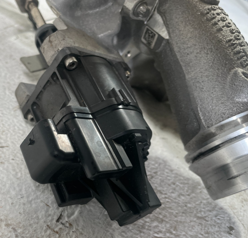 Load image into Gallery viewer, 20-25 BMW G82 M4 M3 M2 X4 X3 ENGINE TURBO CHARGER TURBOCHARGER ASSEMBLY #105760
