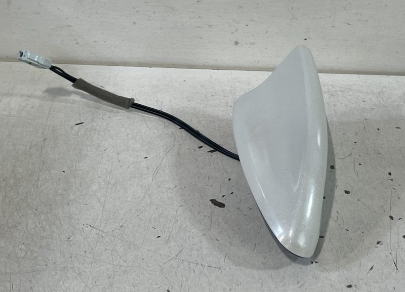 Load image into Gallery viewer, 2023-2025 HR-V TOP ROOF SATELLITE SHARK FIN RADIO ANTENNA WHITE (NH883P) #100689
