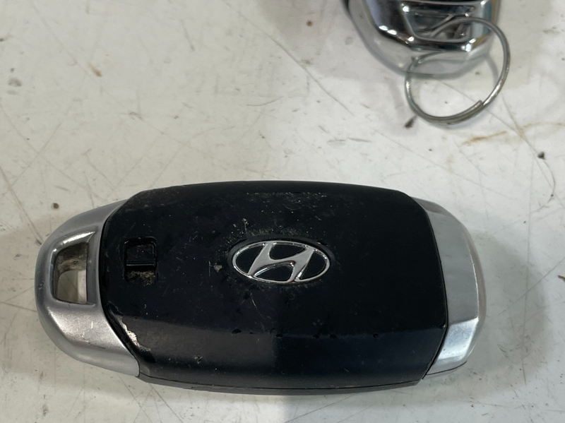 Load image into Gallery viewer, 2019-2020 HYUNDAI SANTA FE ENGINE &amp; LIFTGATE CONTROL MODULE W/ KEY FOB # 102918
