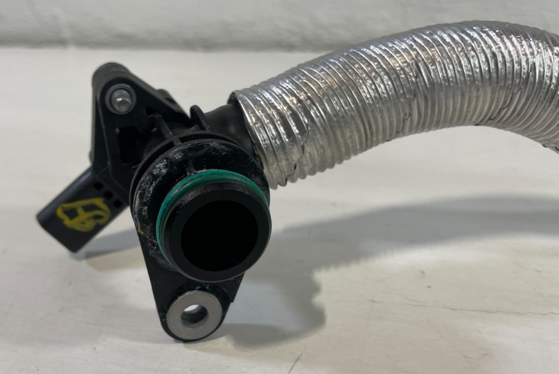Load image into Gallery viewer, 20-25 CADILLAC CT5 ENGINE CRANKCASE VENTILATION PCV VALVE HOSE TUBE PIPE #104972
