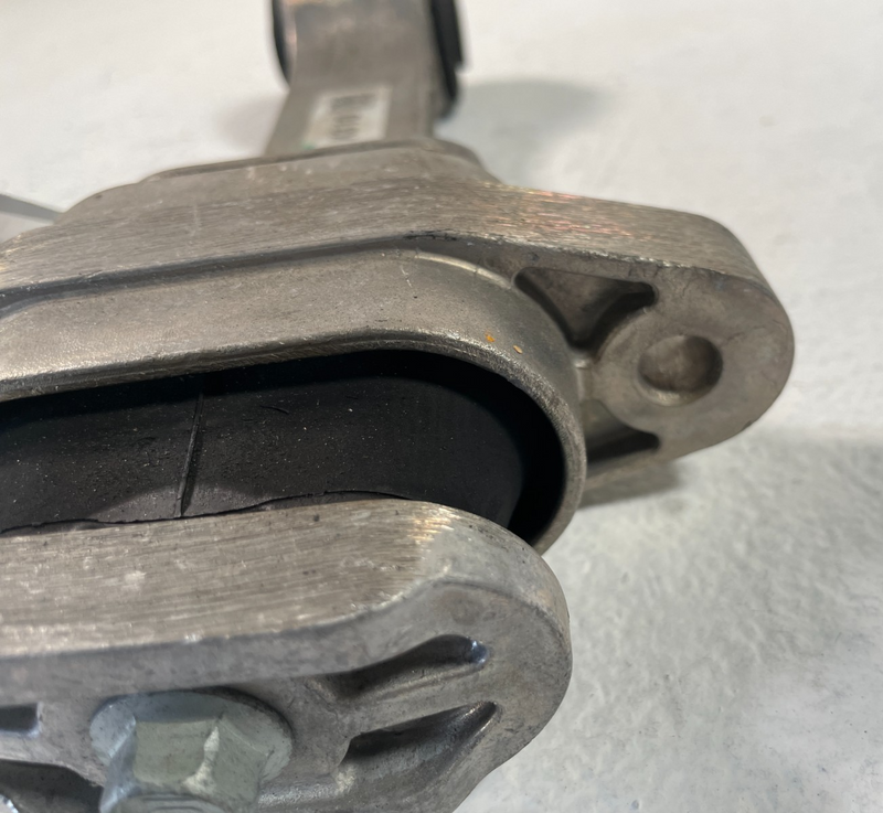 Load image into Gallery viewer, 22-25 HYUNDAI TUCSON SANTA CRUZ ENGINE MOTOR MOUNT TORQUE ARM ROLL ROD # 106004
