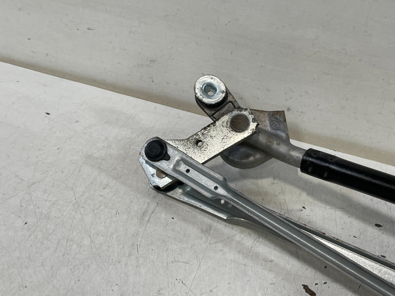 Load image into Gallery viewer, 18-23 KIA STINGER FRONT WINDSHIELD WIPER TRANSMISSION LINKAGE W/ MOTOR # 99735
