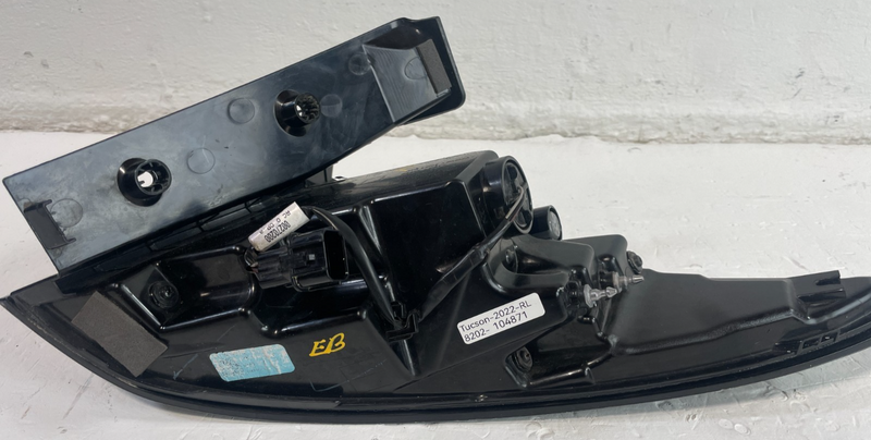 Load image into Gallery viewer, 22-25 HYUNDAI TUCSON REAR LEFT DRIVER SIDE OUTER TAILLIGHT LIGHT LAMP # 104871
