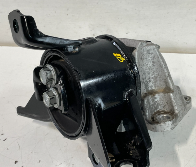 Load image into Gallery viewer, 2019-2020 HYUNDAI SANTA FE AUTOMATIC TRANSMISSION MOUNT BRACKET 2.0L # 102948
