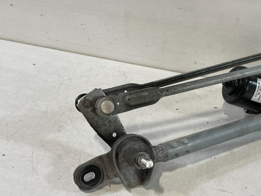 19-24 GENESIS G70 FRONT WINDSHIELD WIPER TRANSMISSION LINKAGE W/ MOTOR