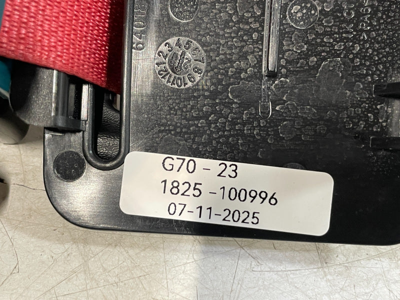 Load image into Gallery viewer, 19-23 GENESIS G70 REAR CENTER MIDDLE SEAT BELT RETRACTOR W/ BUCKLE RED # 100996
