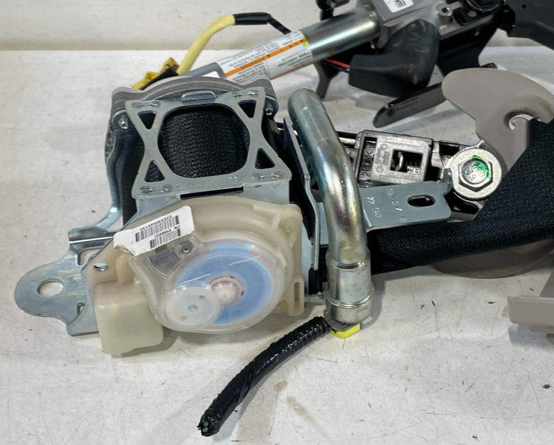Load image into Gallery viewer, 2023-2025 HONDA HR-V FRONT RIGHT SIDE SEAT BELT RETRACTOR W/ TENSIONER # 98944
