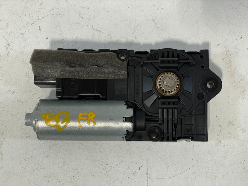 Load image into Gallery viewer, 2019 - 2020 INFINITI QX50 RIGHT SIDE SUNROOF SUN ROOF MOON ROOF MOTOR # 81126
