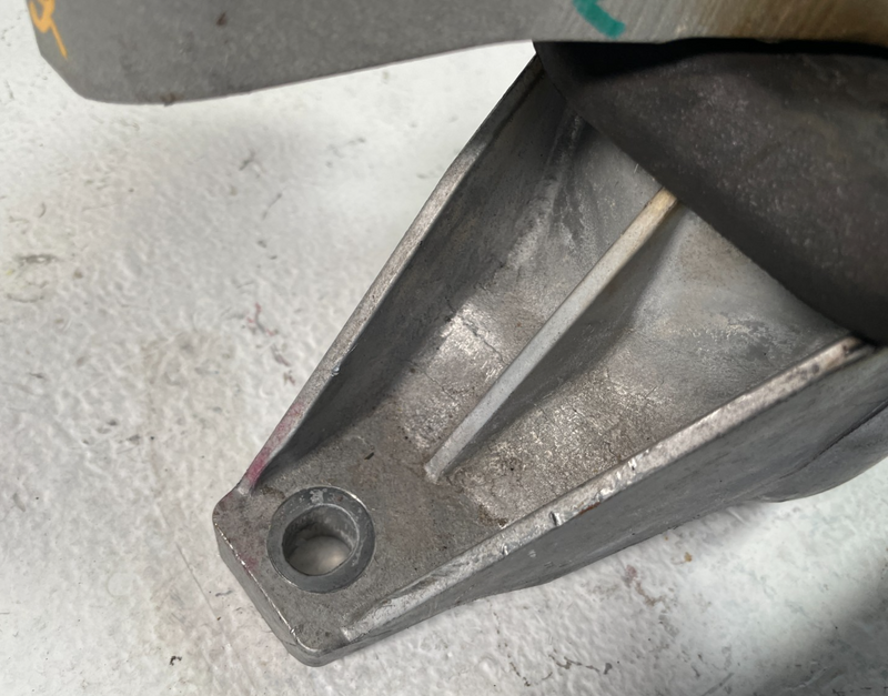 Load image into Gallery viewer, 2025 HYUNDAI TUCSON FRONT RIGHT PASSENGER SIDE ENGINE MOUNT BRACKET # 105951
