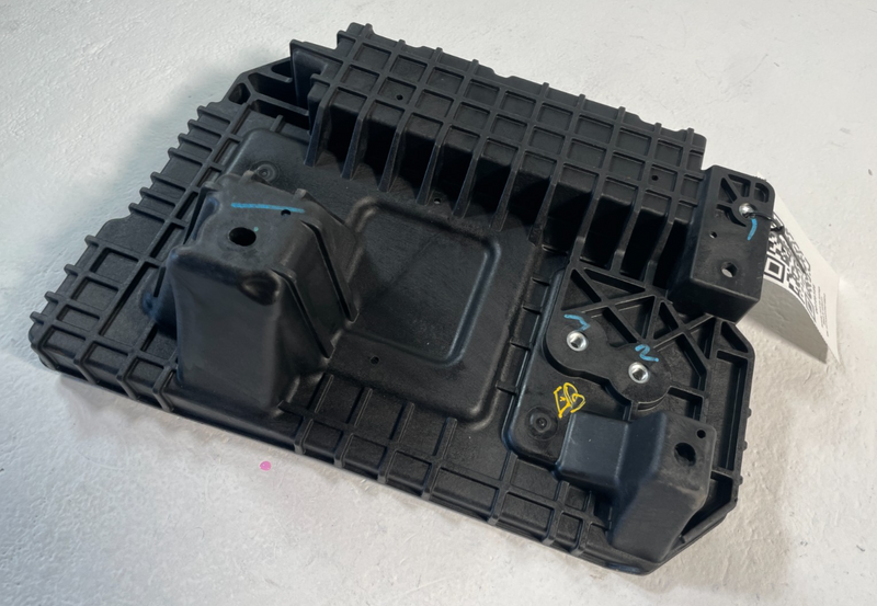 Load image into Gallery viewer, 2023 - 2025 KIA SPORTAGE BATTERY TRAY MOUNT BRACKET 37150-DW000 2.5L # 106586
