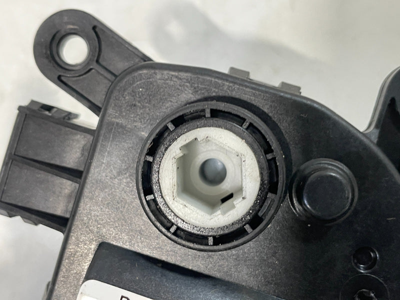 Load image into Gallery viewer, 2010-2025 HYUNDAI PALISADE HVAC A/C HEATER FLAP SERVO ACTUATOR MOTOR # 100823
