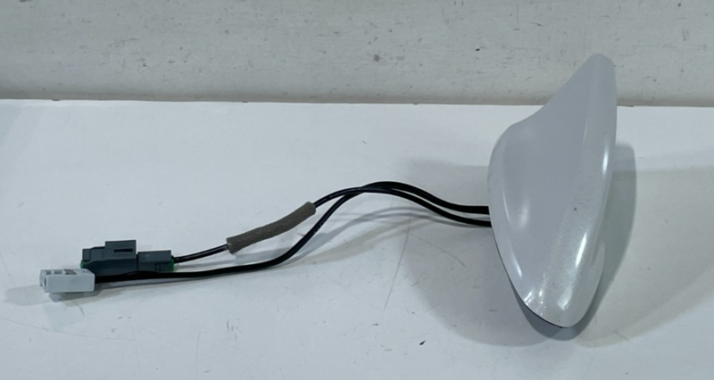 Load image into Gallery viewer, 2023-2025 HR-V TOP ROOF SATELLITE SHARK FIN RADIO ANTENNA WHITE (NH883P) #101679
