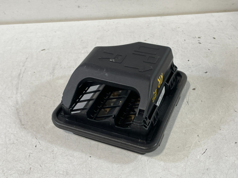 Load image into Gallery viewer, 18-23 KIA STINGER REAR LH OR RH QUARTER PANEL PRESSURE AIR VENT GRILL # 99606
