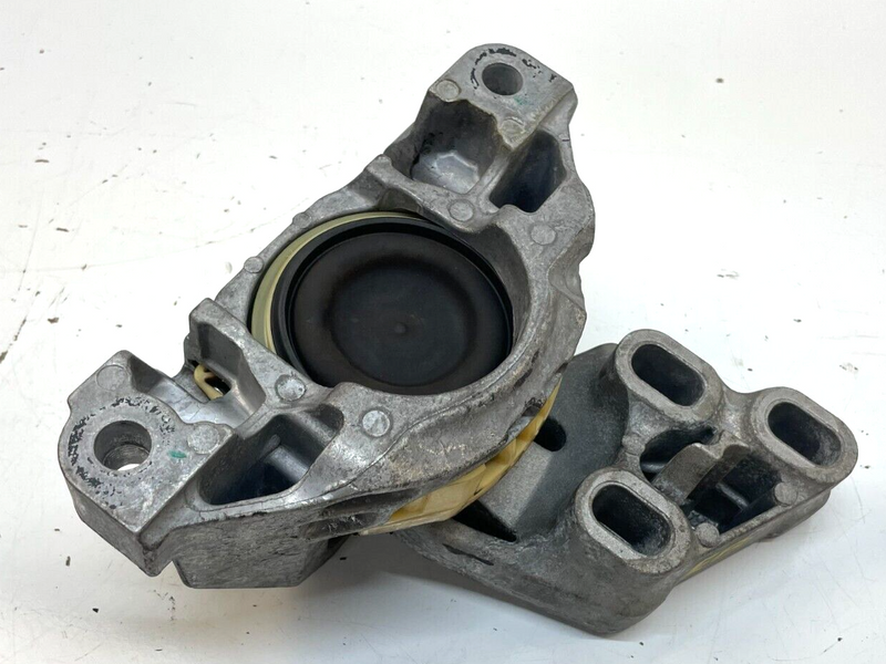 Load image into Gallery viewer, 2017 - 2019 INFINITI QX30 LEFT SIDE ENGINE MOTOR MOUNT SUPPORT BRACKET # 79405
